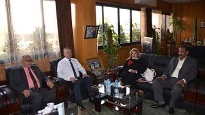 محافظ الإسماعيلية يستعرض المشكلات الجماهيرية مع نواب البرلمان