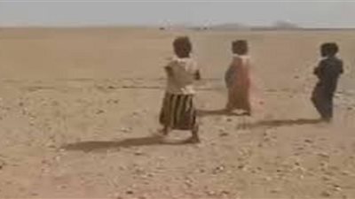فيديو مؤثر لأطفال عطشى بصحراء الجزائر يشعل السوشيال ميديا