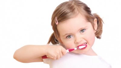 تعرف على السن الذي يبدأ فيه الطفل «غسل أسنانه»