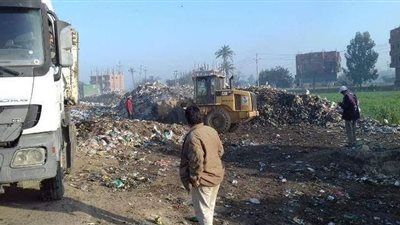 رفع أكوام القمامة المتراكمة بمركزي كفر صقر وأولاد صقر