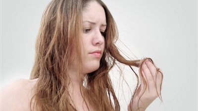 تساقط الشعر عند النساء.. تعرفى على أسبابه وعلاجه