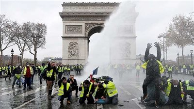 متظاهرو فرنسا يستهدفون قصر الرئاسة.. والأمن يرد بقنابل الغاز