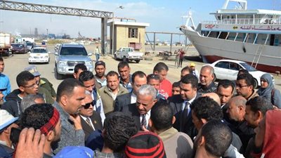 محافظ السويس زارميناء الأتكة لمتابعة موقف المركب المفقود