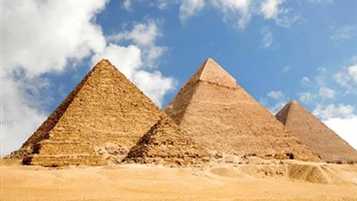 بالفيديو.. الآثار تكشف فبركة الفيلم الجنسي فوق سطح الهرم
