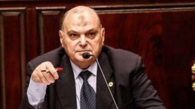 لقاء احتفالي بين عبد العال ودفاع النواب...وكتاب الجيش المصري تذكار لرئيس المجلس