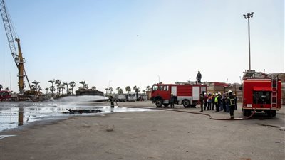 مناورة مكافحة حريق بساحة الأبلاكاش بميناء دمياط