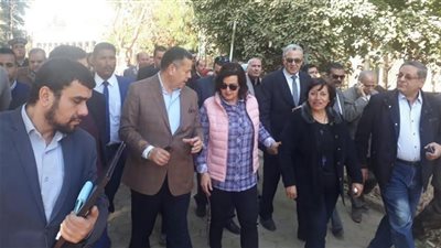 محرز ومحافظ بني سويف في جولة بحديقة الحيوانات لبحث تطويرها
