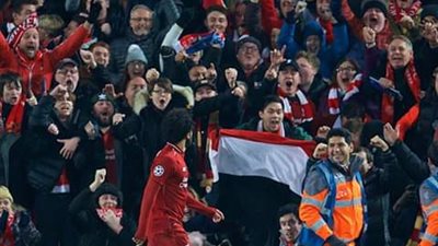 بالصور.. شاهد علم مصر في مدرجات ليفربول ونابولي