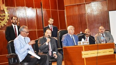 محافظ أسوان يعرض فرص تشغيل الشباب لتمويل المشروعات الصغيرة