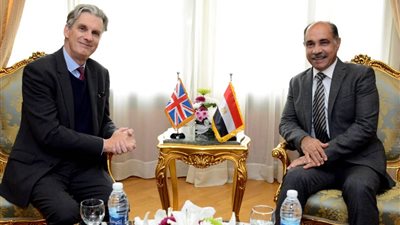 وزير الطيران المدنى يبحث مع سفير بريطانيا دعم العلاقات الثنائية