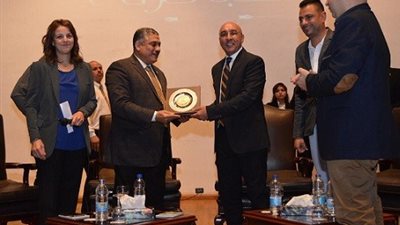 عاصم يوسف: نصف مليون كتاب أهم ما ورثت عن أبى