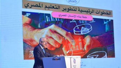 شوقي: يقدم عرضا توضيحيا لأهم ملامح وسمات منظومة التعليم الجديدة