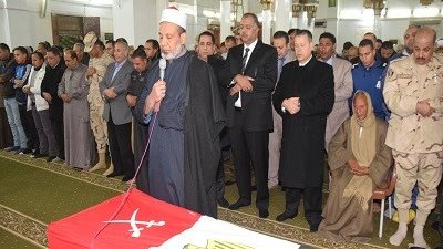 عبد الجابر و عز العرب يتقدمون جنازة شهيد الواجب