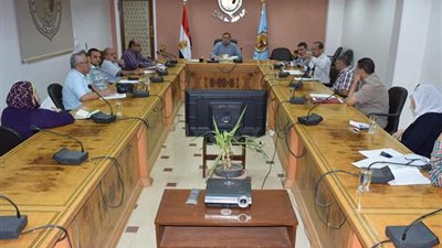 احتياجات قسمي الاورام والعظام علي طاولة رئيس جامعة سوهاج
