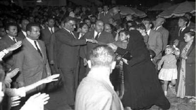 مواقف إنسانية للرئيس عبد الناصر مع بناة السد العالى .. صور