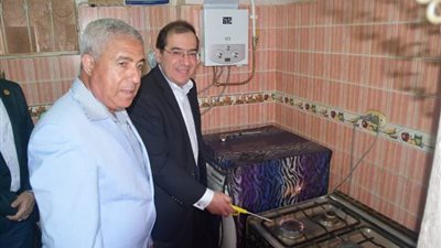 وزير البترول ومحافظ أسوان يتفقدان مشروع توصيل الغاز بمدينة الصداقة الجديدة.. صور