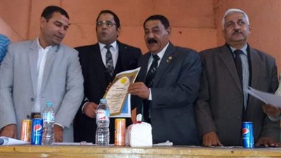 بالصور .. نقابة المعلمين تكرم مدير مدرسة كوم الفرج الابتدائية