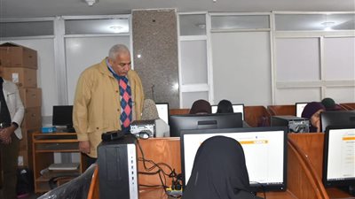 رئيس جامعة السادات يتفقد إختبارات العملي الإلكترونية بالطب البيطرى