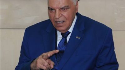خلف الزناتى يستعرض جدول لزيادة اجور المعلمين