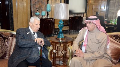 مكرم محمد أحمد يبحث مع وزير الاعلام السعودي أوجه التعاون بين البلدين