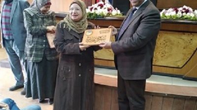 عميد كلية اداب طنطا يكرم المحالين للمعاش .. بالصور