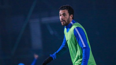 بالصور.. جماهير قاسم باشا تعيد تريزيجيه لتدريبات الفريق