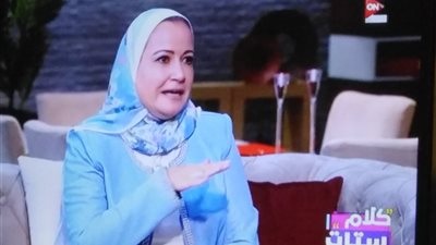 طبيبة امراض جلدية توضح متى يكون تساقط الشعر خطيرا