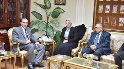 محافظ أسيوط يلتقي رئيس الهيئة القومية لتقييم ومراجعة بعض مدارس التعليم