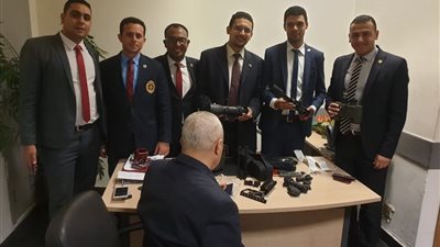 ضبط محاولة تهريب مناظير بنادق ونظارات ميدان مع راكب أمريكي الجنسية