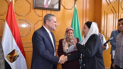 تسليم الدفعة الخامسة من عقود تقنين الأراضي في الإسماعيلية.. صور