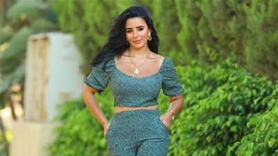 إطلالة رقيقة للفنانة إيمان سلامة