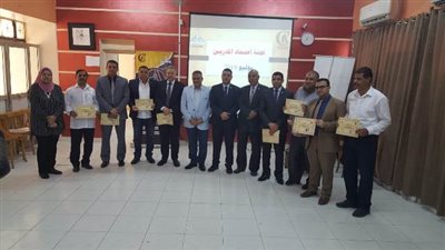 بالصور .. نائب رئيس جامعة عين شمس يكرم لجنه اعتماد T.O.T بمركز تعليم الكبار