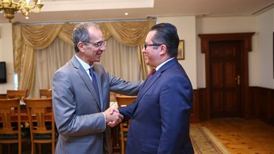 طلعت يبحث مع سفير كازاخستان بالقاهرة التعاون المشترك بمجال الاتصالات.. صور