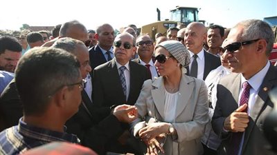 وزيرة البيئة ومحافظ كفرالشيخ يتفقدان مواقع رفع التراكمات بمصنع تدوير المخلفات الصلبة
