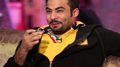 فنان مشهور يشرب لبن الحمير ويدعو جمهوره لتناوله . . فيديو