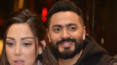 صورة لزوجة تامر حسنى تخطف الانظارعلى شاطئ الاسكندرية
