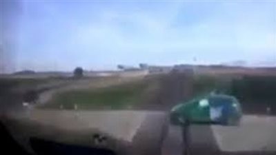 قطار يسحق تاكسي وركابه خلال عبورهم خط سكة حديد