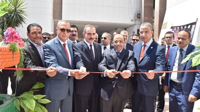 وزير التنمية المحلية ومحافظ أسيوط يفتتحان معرض منتجات مدارس التعليم الفني