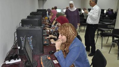جامعة القناة تجرب الاختبارات الالكترونية في 3 كليات ..صور