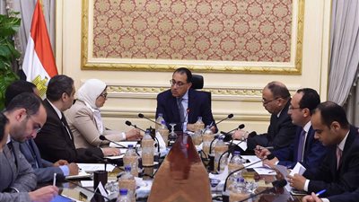 رئيس الوزراء يستعرض مع وزيرة الصحة زيارة الوفد المصري لمنظمة الصحة العالمية