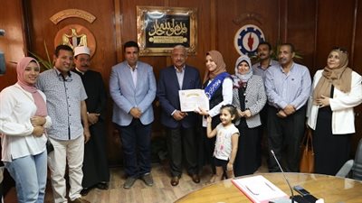 صقر يكرم أوائل الثانوية العامة والازهرية علي مستوي السويس