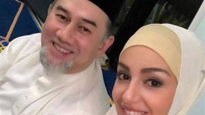 زواج ملك ماليزيا السابق محمد الخامس وملكة جمال موسكو السابقة ينتهي طلاقا بالثلاثة