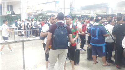 الآلاف من المشجعين يصلون مطار القاهرة من الجزائر.. صور وفيديو