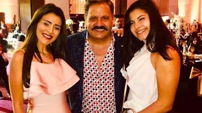 ادوارد يشعل السوشيال ميديا بصورة مع زوجته وابنته