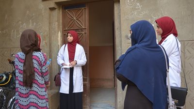 حملة توعوية عن الصحة الانجابية ينظمها طلاب صيدلة سوهاج بقرية ادفا