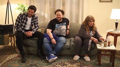 مدحت تيخا بائع ملابس علي الرصيف في 