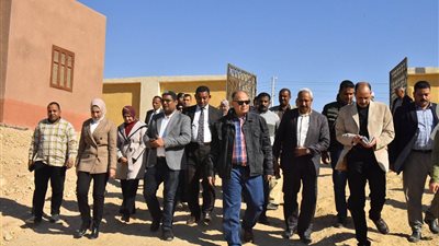محافظ أسيوط يتفقد موقع إنشاء سوق حضري بالكوم الأحمر ..صور