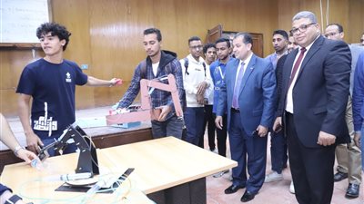 رئيس جامعة جنوب الوادي يشهد منافسات مسابقة plus3 بكليه الهندسه