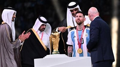 جدارية عملاقة لميسي احتفالا بذكرى مونديال قطر 2022.. فيديو