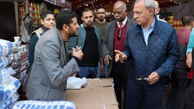 الهجان يتفقد المعارض ومنافذ بيع السلع الغذائية بشبرا الخيمة